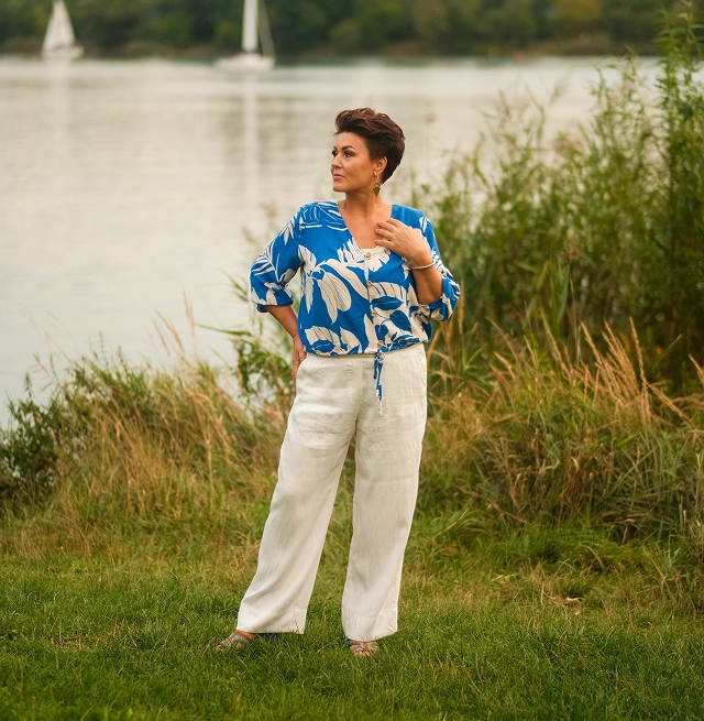 Beata podczas spaceru nad wodą