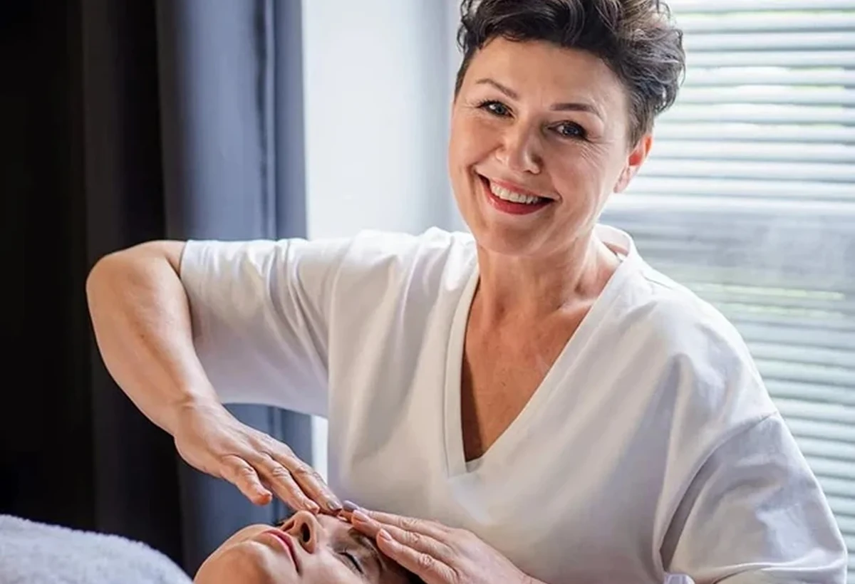 Automasaż twarzy z użyciem Ageless Oil