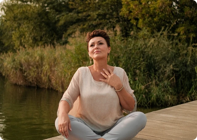 Beata Błońska nad jeziorem
